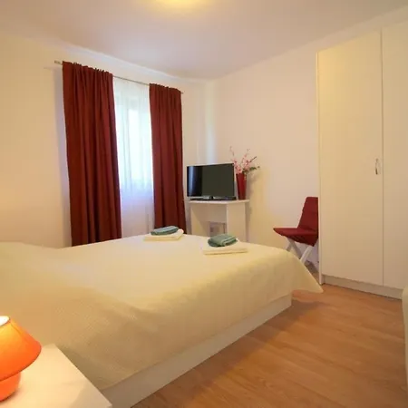 Apartment In Mit Grill, Terrasse Und Garten *