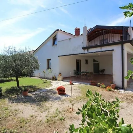 Apartment In Mit Grill, Terrasse Und Garten